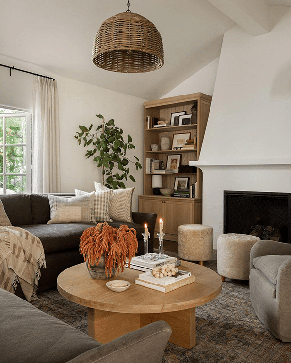 earthy fall living room by @shadedeggesphotography on Instagram