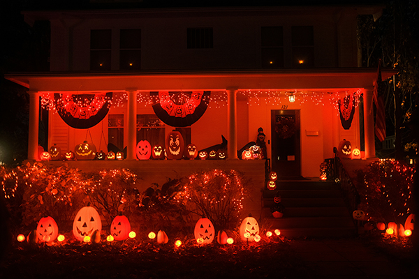 Halloween is one of those rare times of year when people really let their creativity run wild, and nowhere is it more on display than in front yards across the neighborhood. From charmingly spooky to downright terrifying, these decorations prove that a little imagination (and a lot of fake cobwebs) can turn any home into the talk of the town. Get ready to be inspired, and maybe a little spooked!
